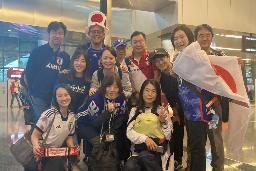 　首都ドーハのハマド国際空港に到着した日本サポーター＝２１日（共同）