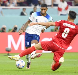 　イングランド―イラン　後半、チーム５点目のゴールを決めるイングランドのラッシュフォード（左）＝ドーハ（共同）