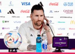 　記者会見するアルゼンチンのメッシ＝２１日、ドーハ近郊（共同）