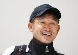 　成田空港で取材に応じたサッカー元日本代表のＦＷ三浦知良＝２１日夜