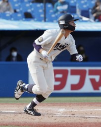 　名城大戦の２回、本塁打を放つ明大・中村奎＝神宮