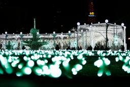　札幌・大通公園で始まった「第４２回さっぽろホワイトイルミネーション」＝２２日夕