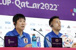 　ドイツ戦を前に記者会見する森保一監督（左）と吉田麻也＝２２日、ドーハ近郊（共同）