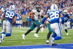 　コルツ戦でＴＤランを挙げるイーグルスのＱＢハーツ（１）＝インディアナポリス（ＡＰ＝共同）