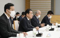 　「資産所得倍増プラン」を議論する分科会の初会合であいさつする岸田首相（左から２人目）＝１７日午後、首相官邸