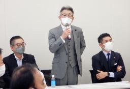 　超党派サウナ振興議員連盟の設立総会であいさつする武田元総務相（中央）＝２２日午後、国会