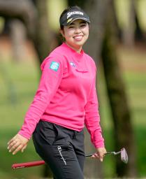 　プロアマ戦で調整し、笑顔を見せる山下美夢有＝宮崎ＣＣ