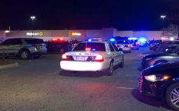　２２日、米バージニア州のスーパーでの銃撃事件を受け、出動したパトカー（ＡＰ＝共同）