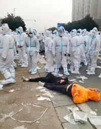 　２３日、中国河南省鄭州市の米アップルのｉＰｈｏｎｅ生産工場周辺で発生した従業員と当局者の衝突の一場面とみられる画像（「微博（ウェイボ）」から、共同）
