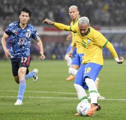 　国際親善試合の日本戦でシュートを放つブラジルのネイマール（右）＝６月、国立競技場
