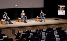 　佐藤忠男さんをしのび開催された講演会＝２３日午後、福岡市