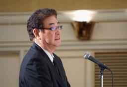 　松永怜一さんをしのぶ会で弔辞を述べる山本浩二さん＝２３日、東京都内のホテル