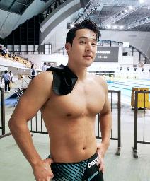 　レース後、取材に応じる瀬戸大也＝東京辰巳国際水泳場