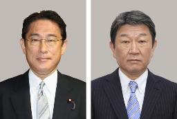 　岸田文雄首相（左）と自民党の茂木敏充幹事長