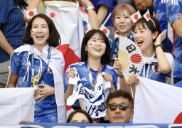 　ドイツ戦を前に盛り上がる日本サポーター＝ドーハ（共同）