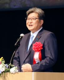 　講演する自民党の萩生田政調会長＝２３日午後、岐阜市