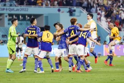 　ドイツに逆転勝利し、喜ぶ堂安（中央）ら日本イレブン＝ドーハ（共同）