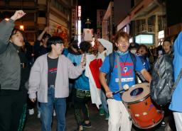 　サッカーＷ杯カタール大会の初戦でドイツに勝利し盛り上がる人たち＝２４日未明、大阪・道頓堀