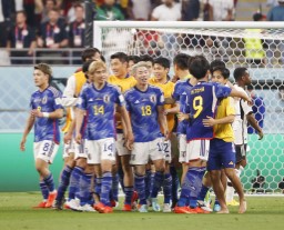 　ドイツに勝利し喜ぶ（左から）堂安、伊東、浅野ら＝ドーハ（共同）