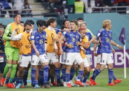 　日本―ドイツ　後半、堂安（８）の同点ゴールに沸く日本代表＝ドーハ（共同）