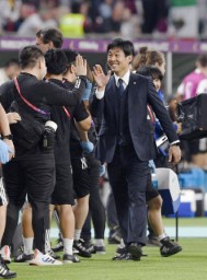 　ドイツに逆転勝ちし笑顔でタッチを交わす森保監督＝２３日、ドーハ（共同）