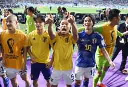 　ドイツに逆転勝ちし、サポーターと喜びを分かち合う長友（中央）ら＝ドーハ（共同）