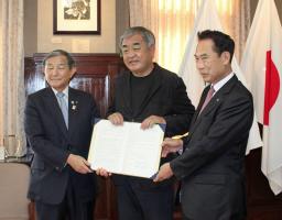 　進出協定を結び、和歌山県の仁坂吉伸知事（左）、和歌山市の尾花正啓市長（右）と写真に納まる建築家の隈研吾氏＝２４日