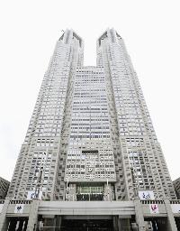　東京都庁舎＝２０２１年６月