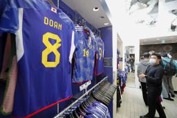 　「サッカーショップＫＡＭＯ　原宿店」で販売されている日本代表のユニホーム＝２４日午後、東京都渋谷区
