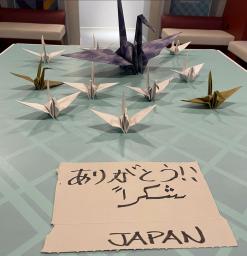 　日本代表が試合後のロッカールームに残した折り鶴とお礼のメッセージ（ＦＩＦＡの公式ツイッターより）