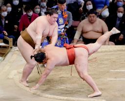 　王鵬（左）がはたき込みで豊昇龍を破る＝福岡国際センター