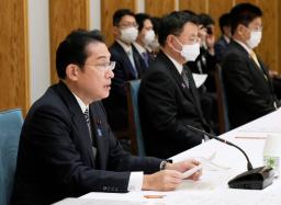 　全世代型社会保障構築本部の会合であいさつする岸田首相（左）＝２４日午後、首相官邸