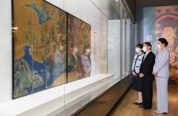 　東京・上野の東京国立博物館で、特別展「国宝　東京国立博物館のすべて」を鑑賞される天皇、皇后両陛下と愛子さま＝２４日午後（代表撮影）