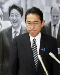 　安倍元首相の写真展を鑑賞後、涙ぐむ岸田首相＝２４日午後、東京・芝公園（代表撮影）