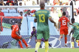 　スイス―カメルーン　後半、先制のゴールを決めるスイスのエンボロ（左端）。ＧＫオナナ＝アルワクラ（共同）