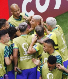 　ブラジル―セルビア　後半、先制ゴールを決め祝福されるブラジルのリシャルリソン（上中央）＝ルサイル（共同）