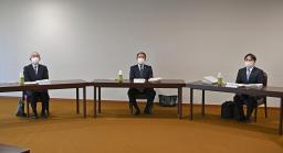 　記録保存について検証する有識者委員会の初会合に臨む（左から）高橋滋法政大教授、梶木寿弁護士、神田安積弁護士＝２５日午前、最高裁（代表撮影）
