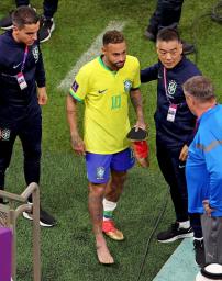 　セルビア戦を終え引き揚げるブラジルのネイマール（１０）。試合途中で右足首を痛めた＝ルサイル（ロイター＝共同）