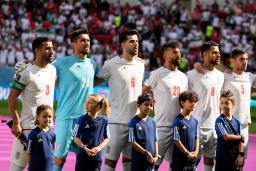 　２５日、ドーハ近郊でサッカーＷ杯の試合に際し国歌を斉唱するイラン代表選手ら（ＡＰ＝共同）