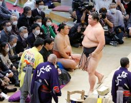 　玉鷲に敗れ土俵を下りる正代（右）。大関陥落が決まった＝福岡国際センター