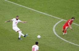 　ウェールズ―イラン　試合終了間際、先制ゴールを決めるイランのチェシュミ（左）＝アルラヤン（共同）