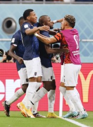 　オランダ―エクアドル　後半、同点ゴールを決め喜ぶエクアドルのバレンシア（右から２人目）＝ドーハ（共同）