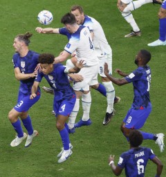 　イングランド―米国　試合終了間際、ゴール前で激しく競り合うイングランドのケーン（中央奥）ら＝アルホル（共同）