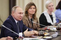 　２５日、ロシア・モスクワ郊外の大統領公邸で、ウクライナでの軍事作戦に参加する兵士の母親らと会談するプーチン大統領（左）（タス＝共同）