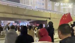 　中国新疆ウイグル自治区ウルムチ市とみられる街頭で「封鎖解除」と叫ぶ人たち（「微博（ウェイボ）」から、共同）