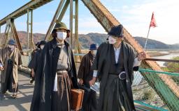 　「１０００人の金田一耕助」のイベントで、小説ゆかりの地を登場人物に扮して歩く参加者＝２６日午後、岡山県倉敷市