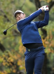 　第３日、５番でティーショットを放つ岩崎亜久竜。通算２１アンダーの２位＝Ｋｏｃｈｉ黒潮ＣＣ