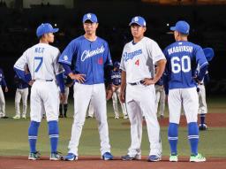 　新ユニホームを披露する中日の（左から）根尾、高橋宏ら＝２６日、バンテリンドームナゴヤ