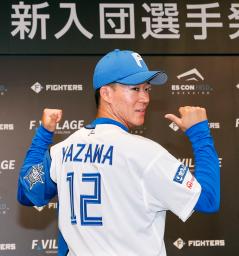 　日本ハムの新入団選手発表で、背番号を披露する矢沢宏太投手兼外野手＝２６日、札幌市内