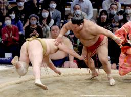 　高安（右）がはたき込みで輝を破る＝福岡国際センター